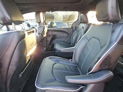 Used 2024 Chrysler Pacifica Premium image 10