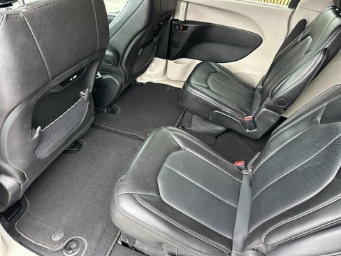 Used 2024 Chrysler Pacifica Touring-L FWD image 11