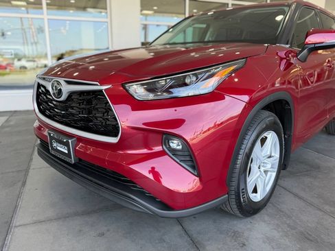Used 2022 Toyota Highlander LE AWD/4WD image 3