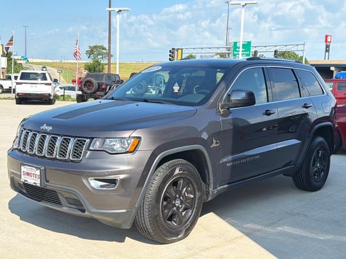 Used 2017 Jeep Grand Cherokee Laredo w/ Quick Order Package 23E AWD/4WD image 4