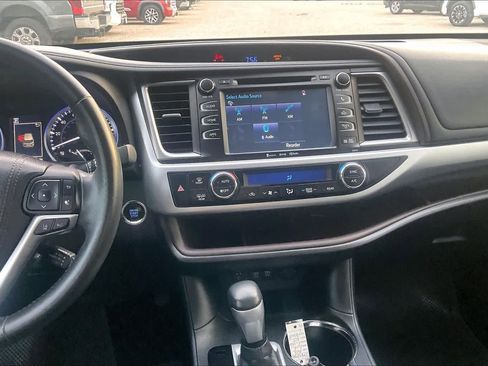 Used 2017 Toyota Highlander XLE image 7