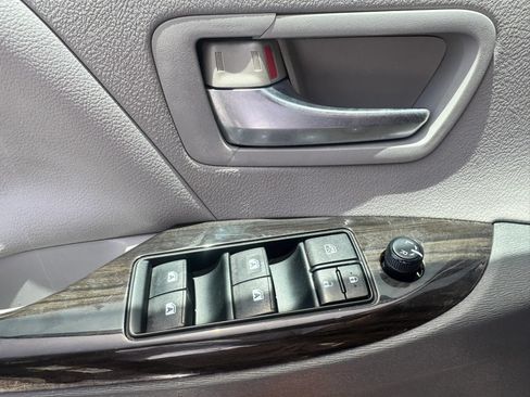 Used 2015 Toyota Sienna XLE w/ XLE Navigation Package FWD image 37