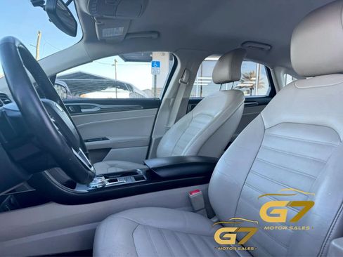 Used 2017 Ford Fusion SE w/ Fusion SE Technology Package FWD image 18