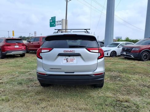 Used 2022 GMC Terrain SLT w/ LPO, 'HIT The Road' Package FWD image 4