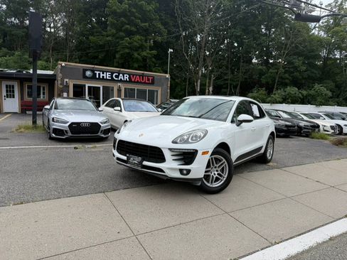 Used 2018 Porsche Macan AWD/4WD image 2