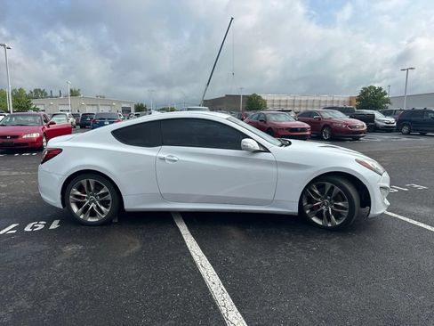 Used 2016 Hyundai Genesis Coupe 3.8 RWD image 12