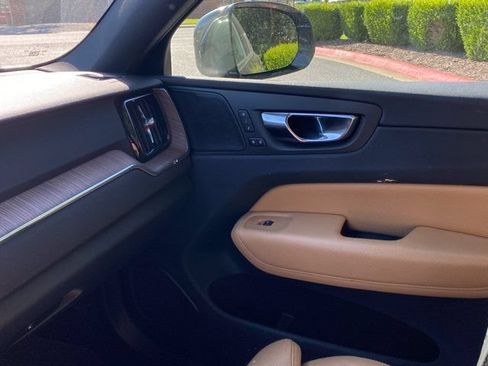 Used 2019 Volvo XC60 T5 Momentum w/ Multimedia Package AWD/4WD image 24
