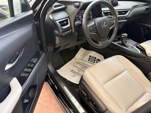 Used 2022 Lexus UX 200 image 10