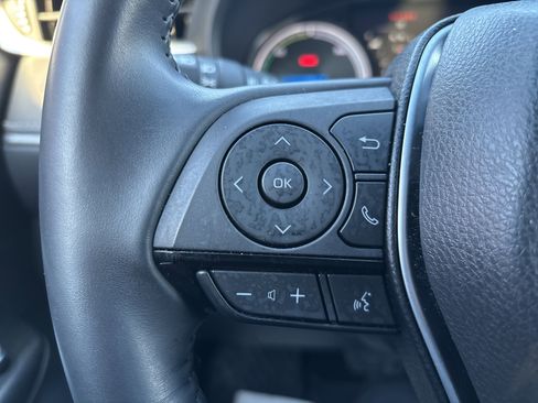 Used 2024 Toyota Venza XLE image 19