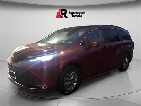 Used 2021 Toyota Sienna XLE image 11