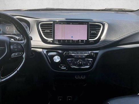 Used 2021 Chrysler Pacifica Touring-L w/ Premium & Safety Sphere Group FWD image 8