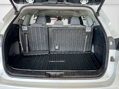 Used 2024 Toyota Highlander LE FWD image 27