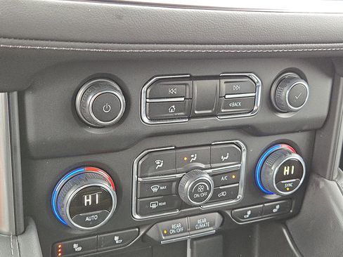 Used 2024 Chevrolet Tahoe Z71 w/ Luxury Package AWD/4WD image 30