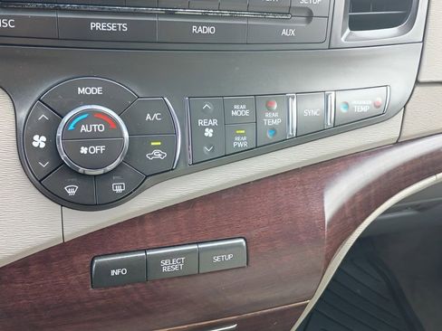 Used 2012 Toyota Sienna XLE FWD image 33