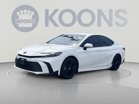 Used 2025 Toyota Camry SE w/ Convenience Package FWD image 1