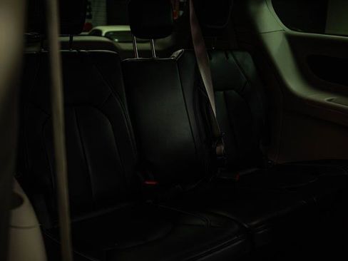 Used 2023 Chrysler Pacifica Touring-L image 11