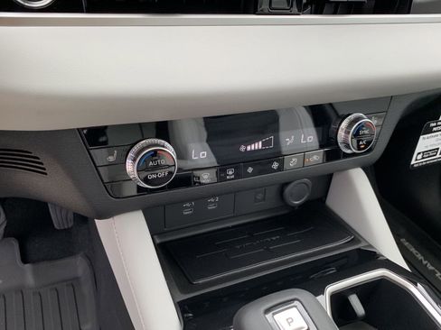 New 2025 Mitsubishi Outlander SE image 16