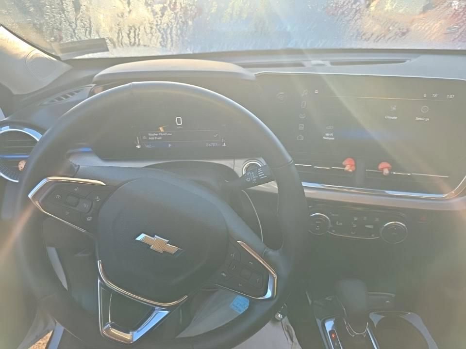 Used 2025 Chevrolet Trax LT w/ Driver Confidence Package FWD image 6
