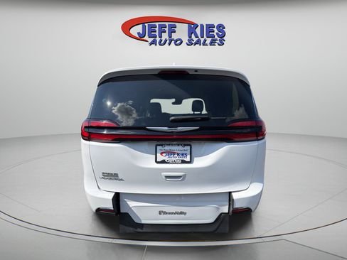 Used 2022 Chrysler Pacifica Touring-L FWD image 6