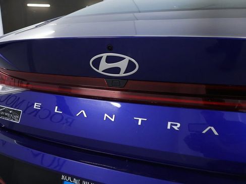 Used 2024 Hyundai Elantra Limited image 9