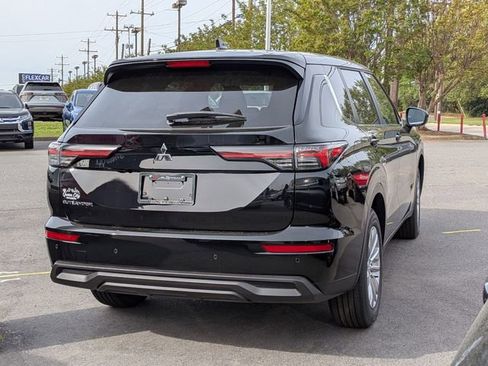 New 2026 Mitsubishi Outlander ES image 3