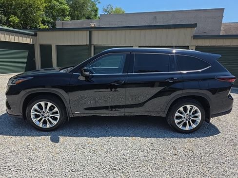 Certified 2026 Toyota Highlander Limited AWD/4WD image 3