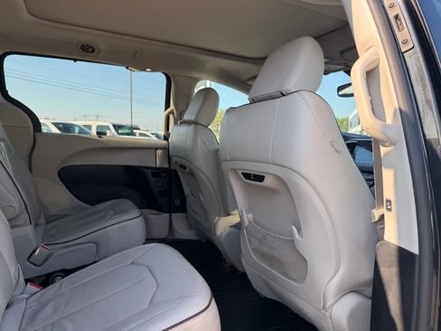 Used 2020 Chrysler Pacifica Limited FWD image 28