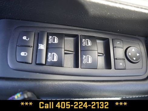 Used 2025 Chrysler Pacifica Select FWD image 28