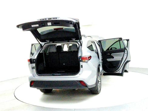 Certified 2024 Toyota Highlander XLE image 11