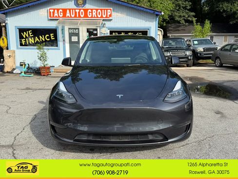 Used 2024 Tesla Model Y Long Range RWD image 2