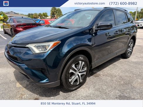 Used 2018 Toyota RAV4 LE FWD image 4