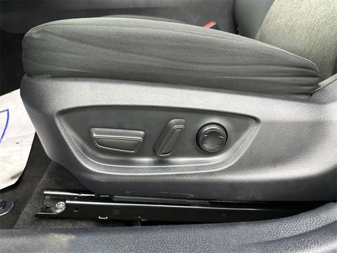 Used 2020 Toyota Camry LE image 10