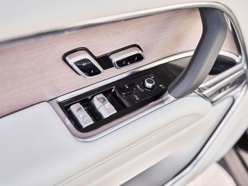 Used 2024 Land Rover Range Rover Long Wheelbase SE image 30