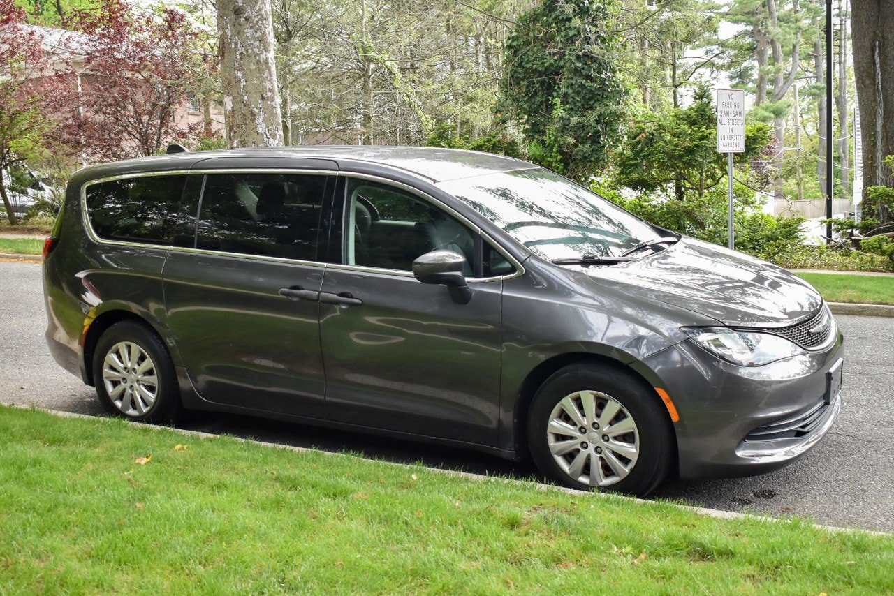 Used 2019 Chrysler Pacifica L FWD image 11