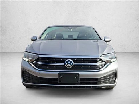 Used 2024 Volkswagen Jetta SE image 2
