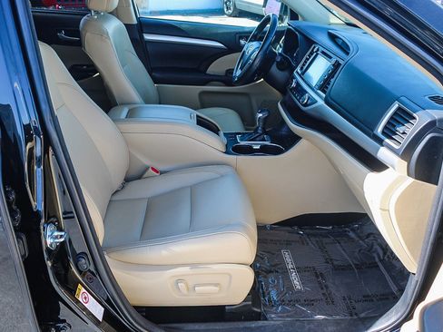 Used 2017 Toyota Highlander XLE w/ Carpet Mat Package FWD image 17