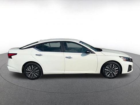 Used 2025 Nissan Altima 2.5 SV FWD image 16