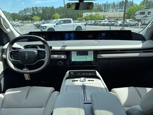 New 2026 Lincoln Navigator Reserve w/ Jet Appearance Package AWD/4WD image 23