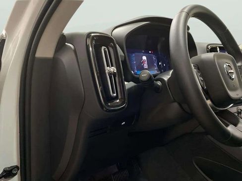 Used 2025 Volvo XC40 B5 Plus image 14