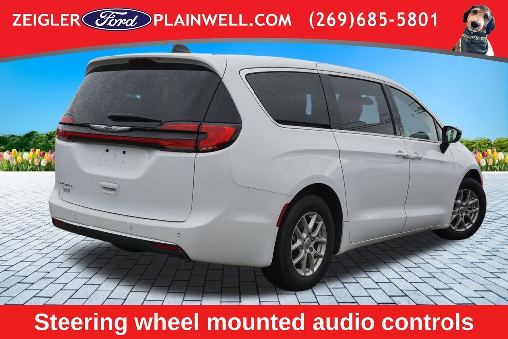 Used 2024 Chrysler Pacifica Touring-L FWD image 5