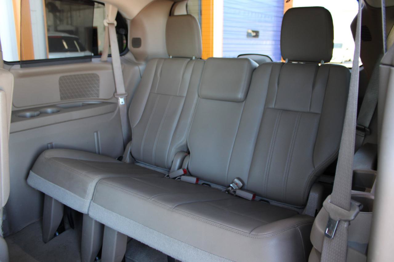 Used 2015 Chrysler Town & Country Touring-L w/ Driver Convenience Group FWD image 40