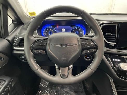 Used 2023 Chrysler Pacifica Limited w/ Uconnect Theater Family Group image 11
