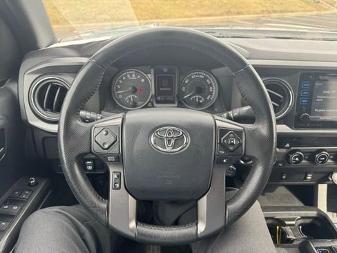 Used 2017 Toyota Tacoma TRD Off-Road w/ Exterior Package image 12