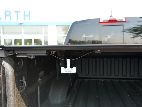 Used 2025 Chevrolet Colorado Z71 w/ Technology Package AWD/4WD image 12