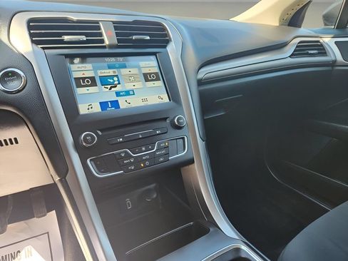 Used 2017 Ford Fusion SE w/ Fusion SE Technology Package FWD image 18