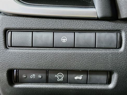 Used 2025 Nissan Rogue SV FWD image 17