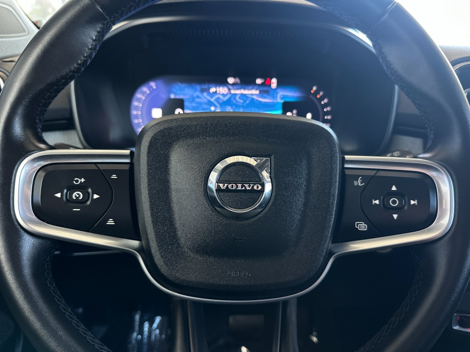 Used 2025 Volvo XC40 B5 Plus AWD/4WD image 23