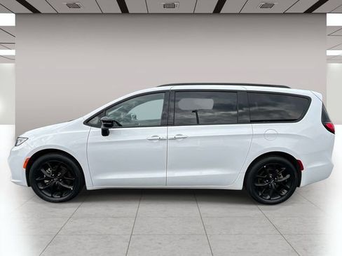 Used 2025 Chrysler Pacifica Limited FWD image 7