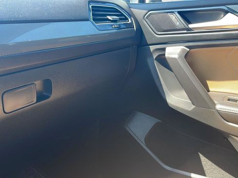 Used 2023 Volkswagen Tiguan SE w/ Panoramic Sunroof Package FWD image 26
