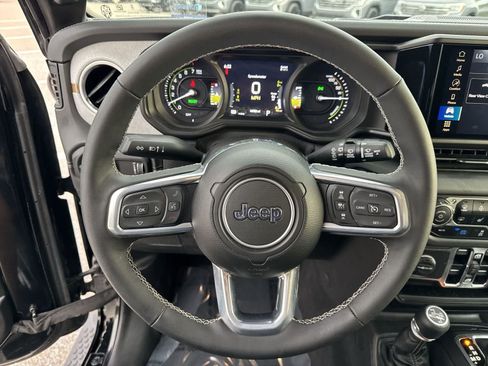 Used 2025 Jeep Wrangler Unlimited Sahara AWD/4WD image 29